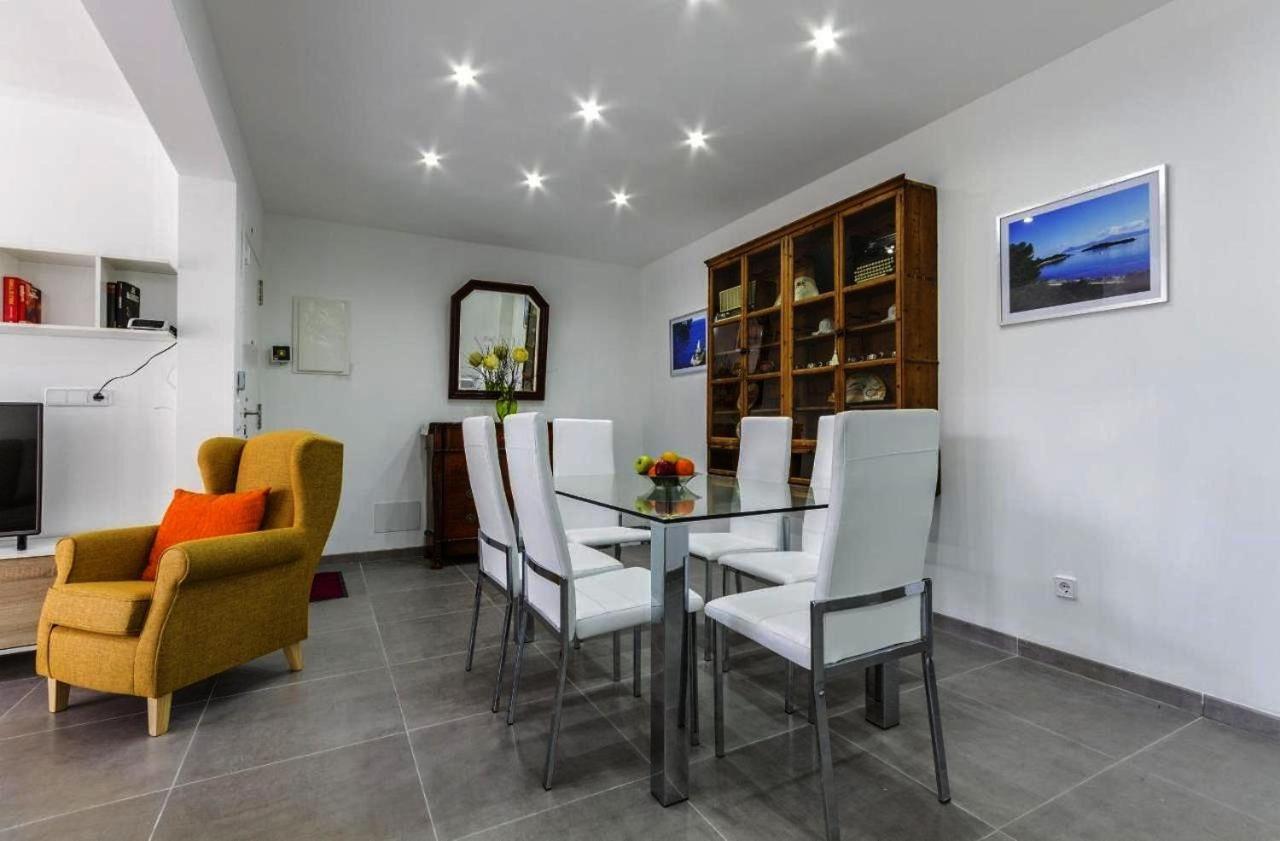 Assimetric Apartment *